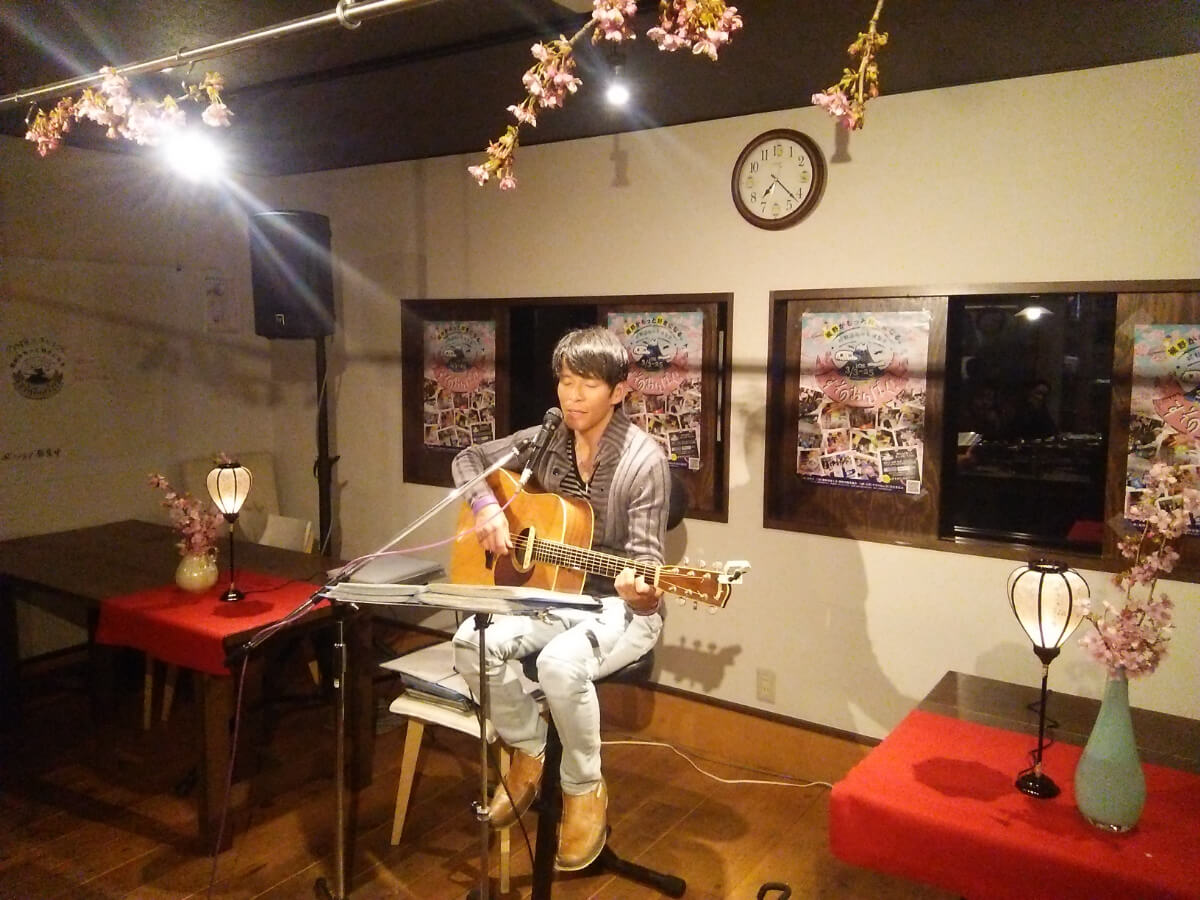 Faithライブ 癒やしの音楽と地元ダイニングで心豊かに