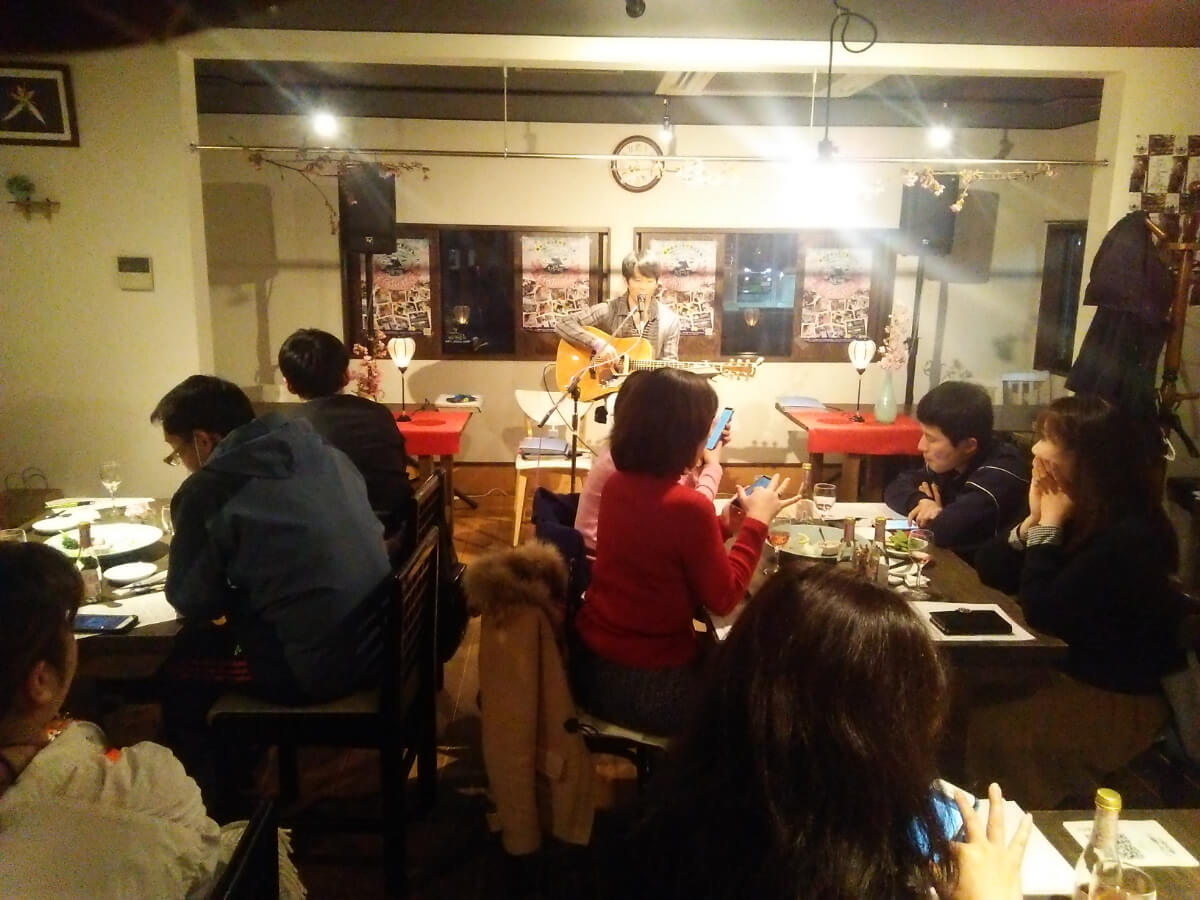 Faithライブ 癒やしの音楽と地元ダイニングで心豊かに