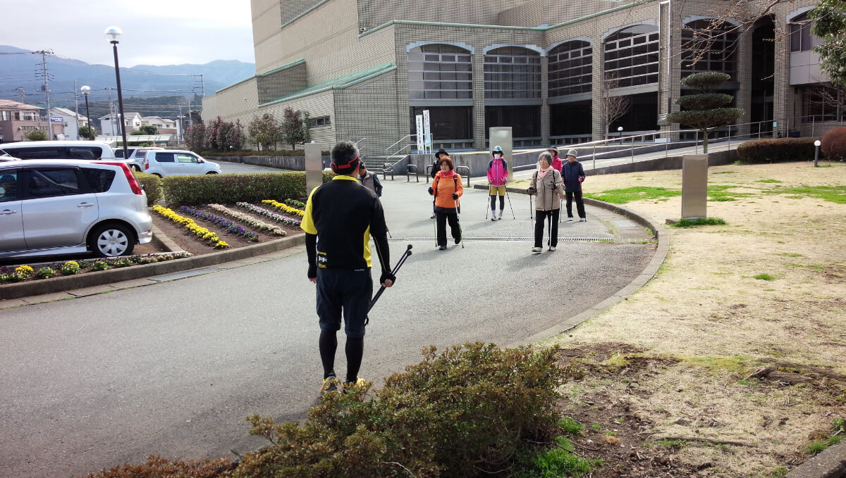 ノルディックウォーキングで笑おう