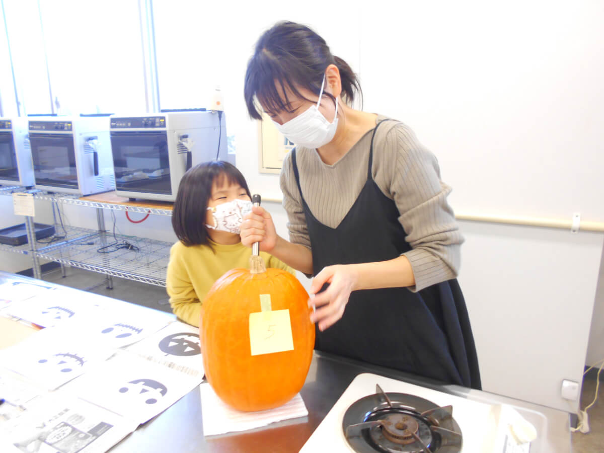 かぼちゃのランタン作り