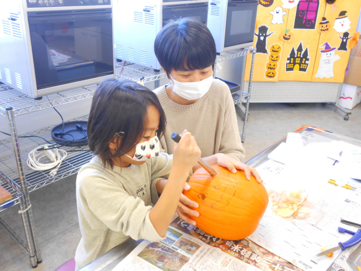 かぼちゃのランタン作り