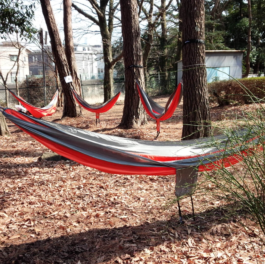 木漏れ日の中の癒しと思いを繋ぐフリマ