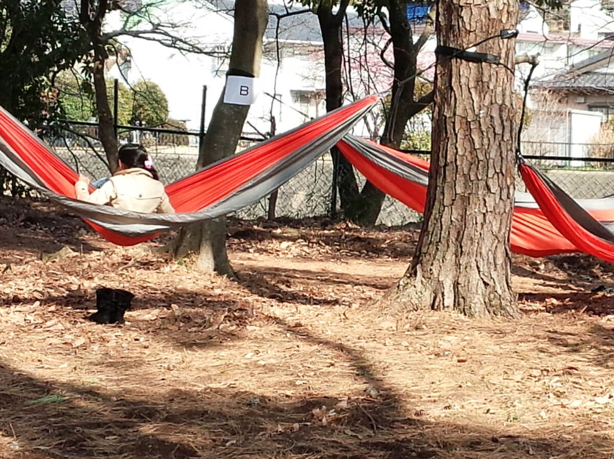 木漏れ日の中の癒しと思いを繋ぐフリマ