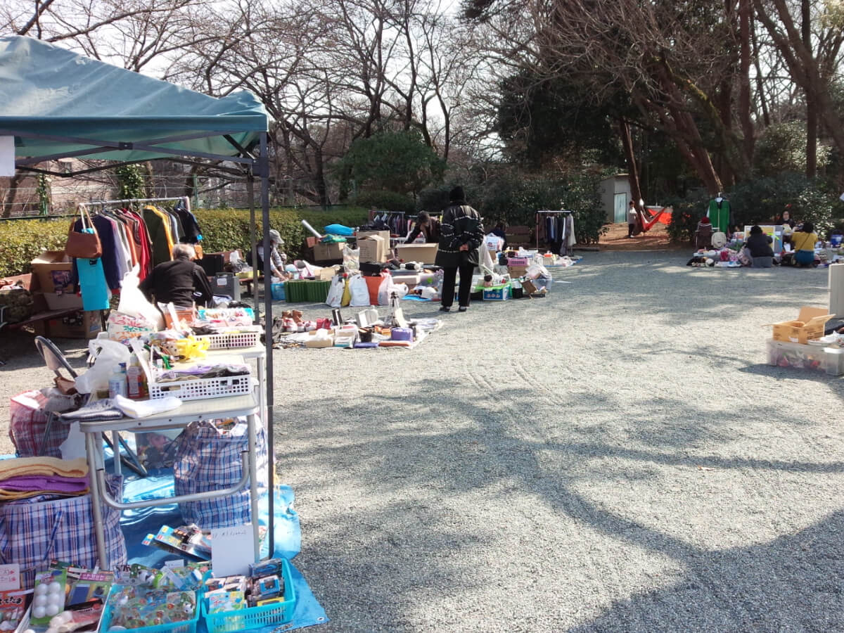 木漏れ日の中の癒しと思いを繋ぐフリマ