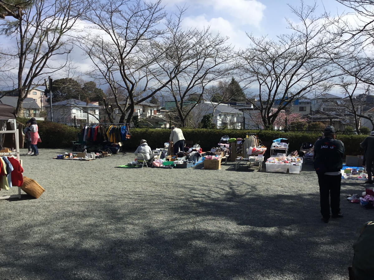 木漏れ日の中の癒しと思いを繋ぐフリマ