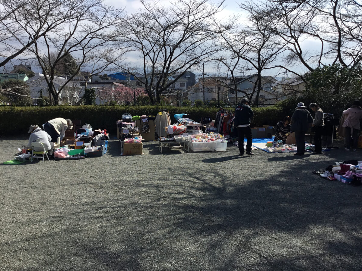 木漏れ日の中の癒しと思いを繋ぐフリマ