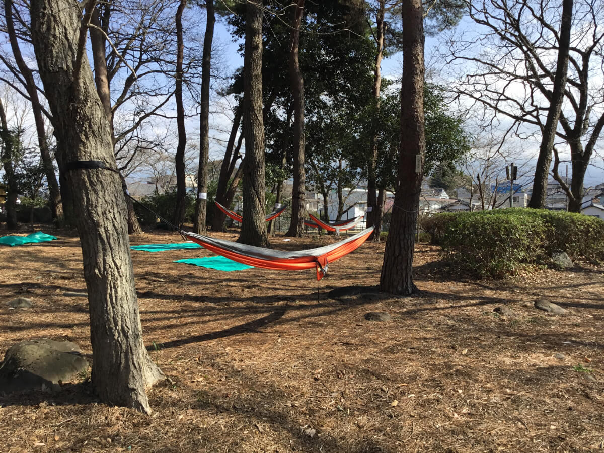 木漏れ日の中の癒しと思いを繋ぐフリマ